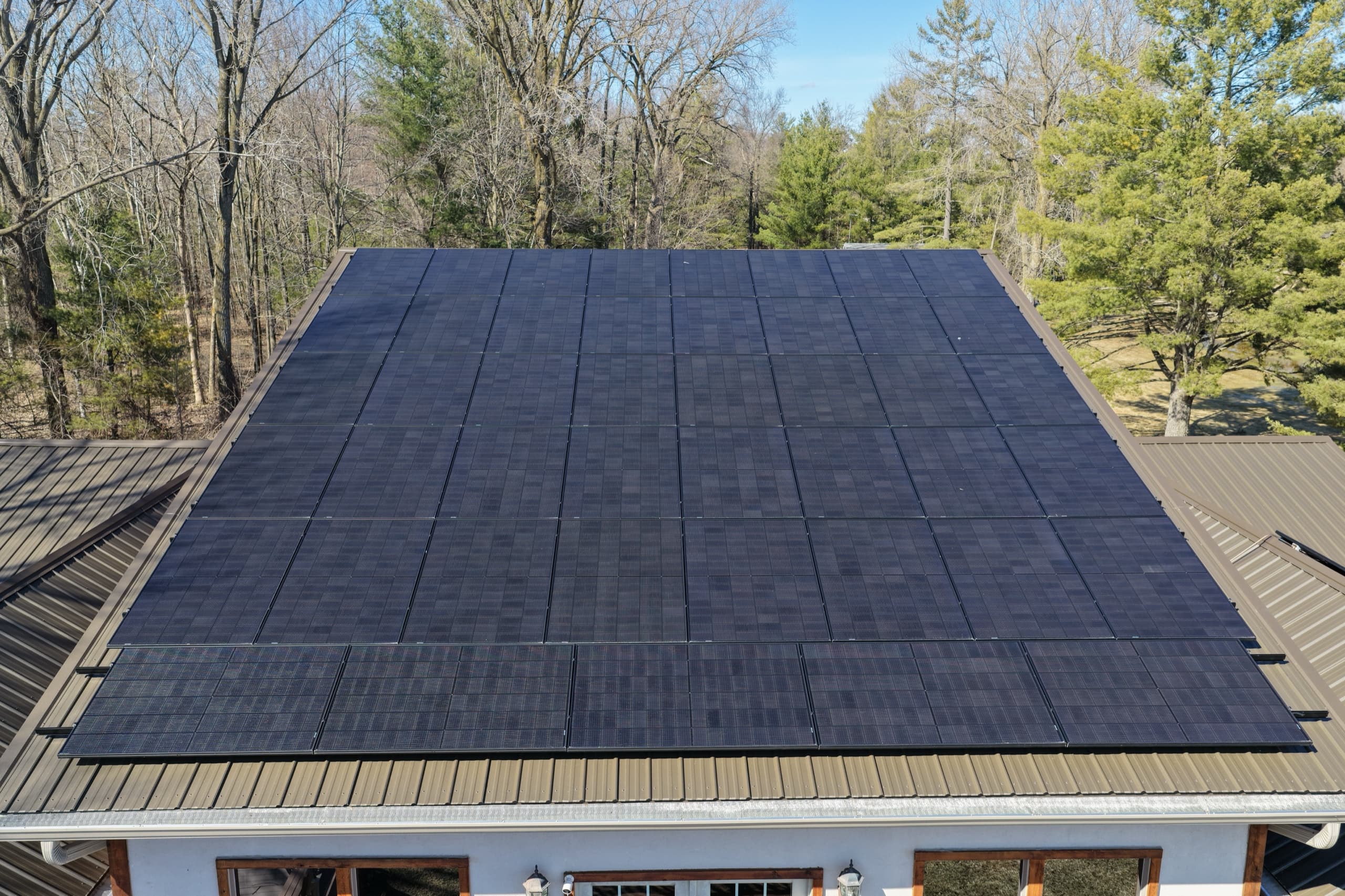 Full-roof solar array on a lake home in Shawano, Wisconsin